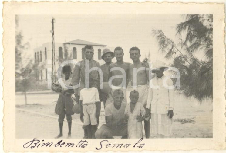 Fotografia d epoca originale 1935 AOI MOGADISCIO Ufficiali italiani con bambini somali Foto 9x6 cm 1