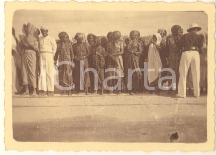 Fotografia d epoca originale 1935 AOI SOMALIA MOGADISCIO Indigeni assistono a una parata militare Foto 9x6 1