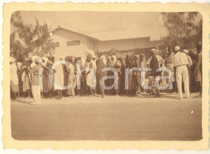 Fotografia d epoca originale 1935 AOI SOMALIA MOGADISCIO Operai indigeni in attesa di una parata Foto 9x6 1