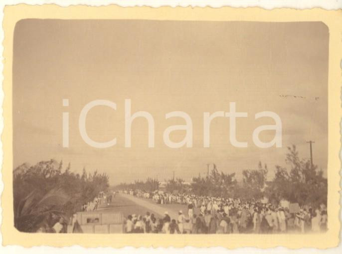 Fotografia d epoca originale 1935 AOI MOGADISCIO Viale Littorio  Reparti indigeni attendono parata Foto 9x6 1
