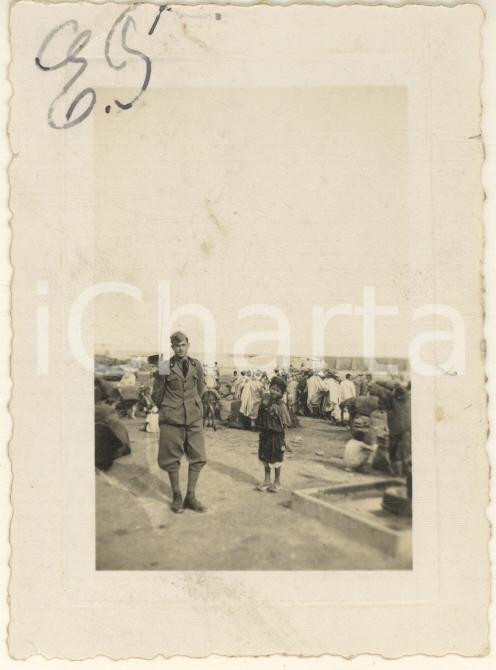 Fotografia d epoca originale 1936 BENGASI LIBIA ITALIANA Soldato italiano in un mercato Foto 6x9 cm 1