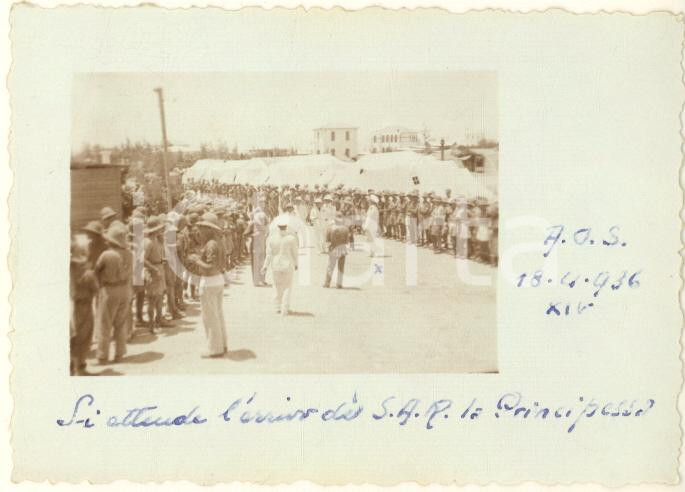 Fotografia d epoca originale 1936 AOI MOGADISCIO Visita Maria José di Savoia  Soldati in attesa Foto 8x6 cm 1