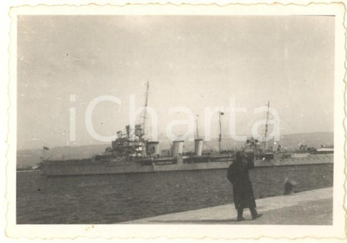 Fotografia d epoca originale 1935 Porto MESSINA  Corazzata attende 6 bare delle sciagure aviatorie Foto 9x6 1