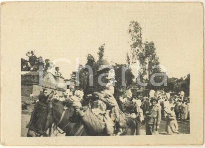 Fotografia d epoca originale 1936 AOI ADUA ETIOPIA Mercato  Ufficiale italiano a dorso di mulo Foto 9x6 1