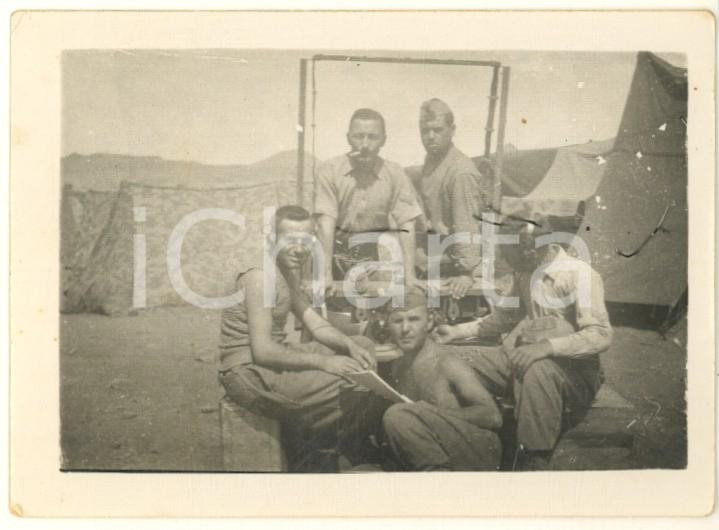 Fotografia d epoca originale 1936 GUERRA D ETIOPIA  ADUA  Soldati al campo italiano con la radio Foto 8x6 1
