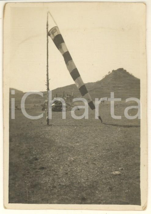 Fotografia d epoca originale 1936 AOI Guerra d ETIOPIA  Manica a vento in un campo d aviazione Foto 6x9 cm 1