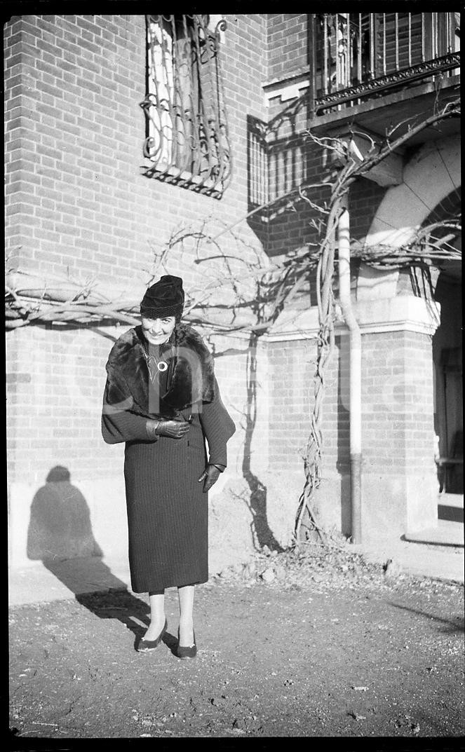 Fotografia d epoca originale 1938 PIEMONTE DRUENTO Ritratto di signora i villa negativo originale cm 6x9 1