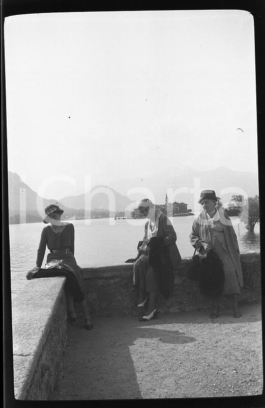 Fotografia d epoca originale 1932 STRESA Tre signore e l Isola dei Pescatori 6X4cm NEGATIVO ORIGINALE 1