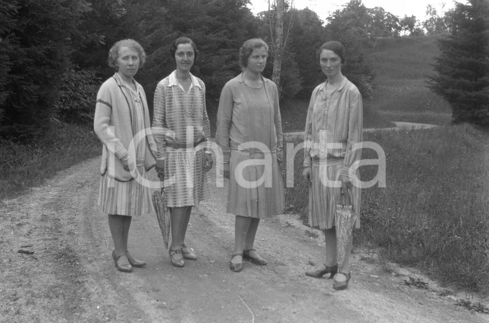 Fotografia d epoca originale 1927 ORONCO VA Foto gruppo su via Sacra del Sacro Monte NEGATIVO ORIGINALE 3 1