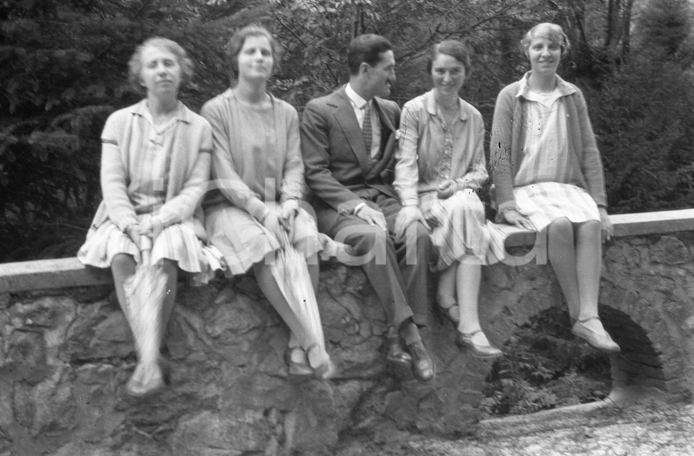 Fotografia d epoca originale 1927 ORONCO VA Foto di gruppo su via Sacra del Sacro Monte NEGATIVO ORIGINALE 1