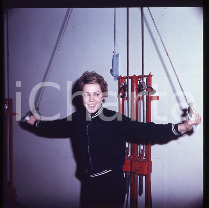 Fotografia d epoca originale 1970ca Novella CALLIGARIS Allenamento in palestra  cm6x6 POSITIVO ORIGINALE 1
