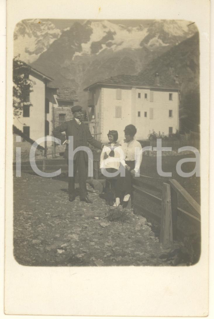 Fotografia d epoca originale 1915 ca COURMAYEUR AO Ritratto di famiglia in paese Foto cartolina anonima 1