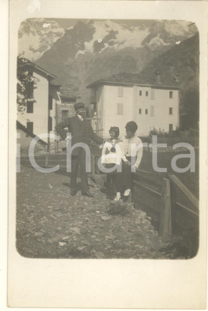 Fotografia d epoca originale 1915 ca COURMAYEUR AO Ritratto di famiglia in paese Foto cartolina anonima 1