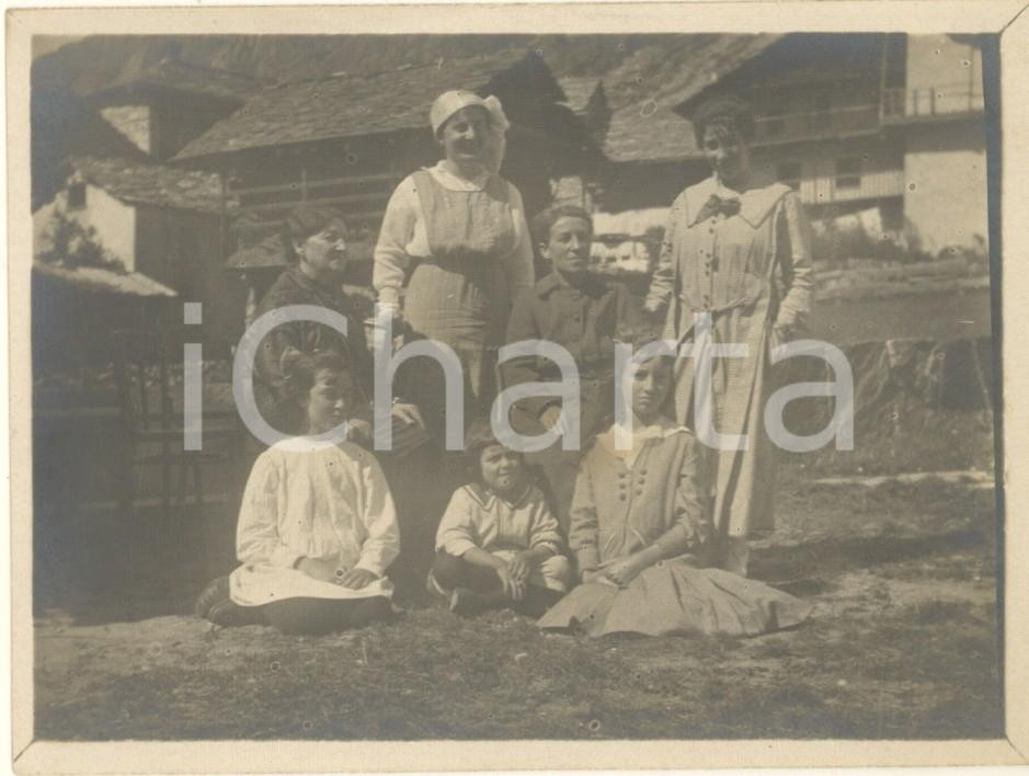 Fotografia d epoca originale 1915 ca COURMAYEUR AO Donne in villeggiatura  Contadina Foto anonima 12x9 cm 1