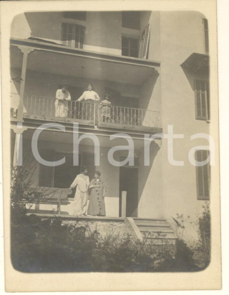 Fotografia d epoca originale 1915 ca COURMAYEUR AO Donne in una casa di villeggiatura Foto anonima 9x12 1