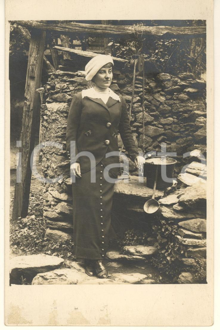 Fotografia d epoca originale 1913 VAL DI SUSA  RUBIANA TO Donna al pozzo  Foto COSTUME 9x14 cm 1