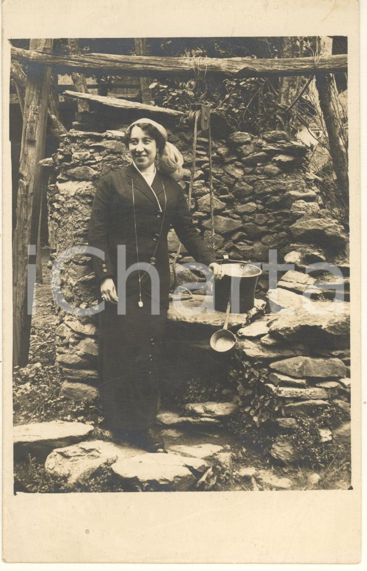 Fotografia d epoca originale 1913 VAL DI SUSA  RUBIANA TO Donna al pozzo Foto COSTUME 9x14 cm 1
