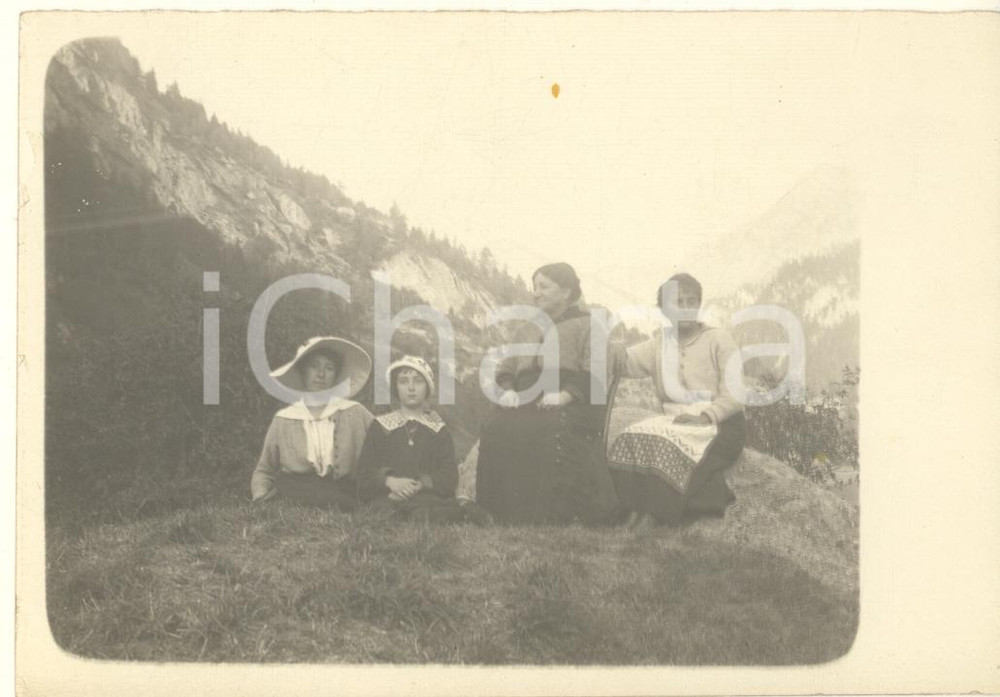 Fotografia d epoca originale 1915 ca COURMAYEUR AO Gruppo di donne su un prato Foto anonima 12x9 cm 1