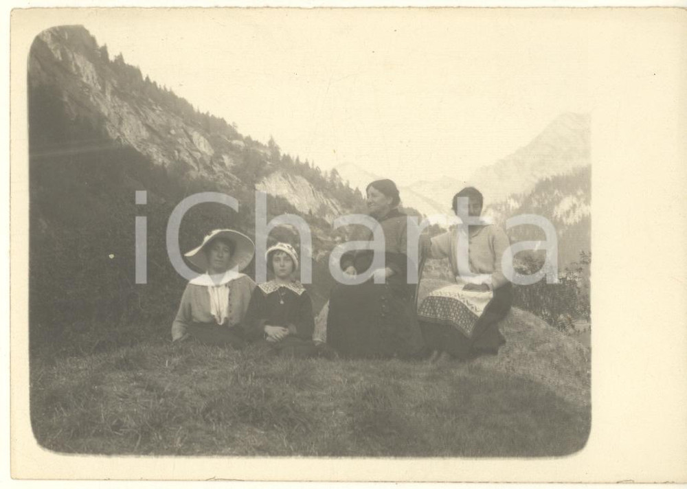 Fotografia d epoca originale 1915 ca COURMAYEUR AO Gruppo di donne su un prato Foto anonima 12x9 cm 1