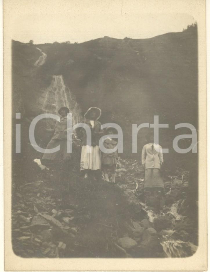 Fotografia d epoca originale 1915 ca COURMAYEUR AO Donne in escursione presso cascata Foto anonima 9x12 cm 1
