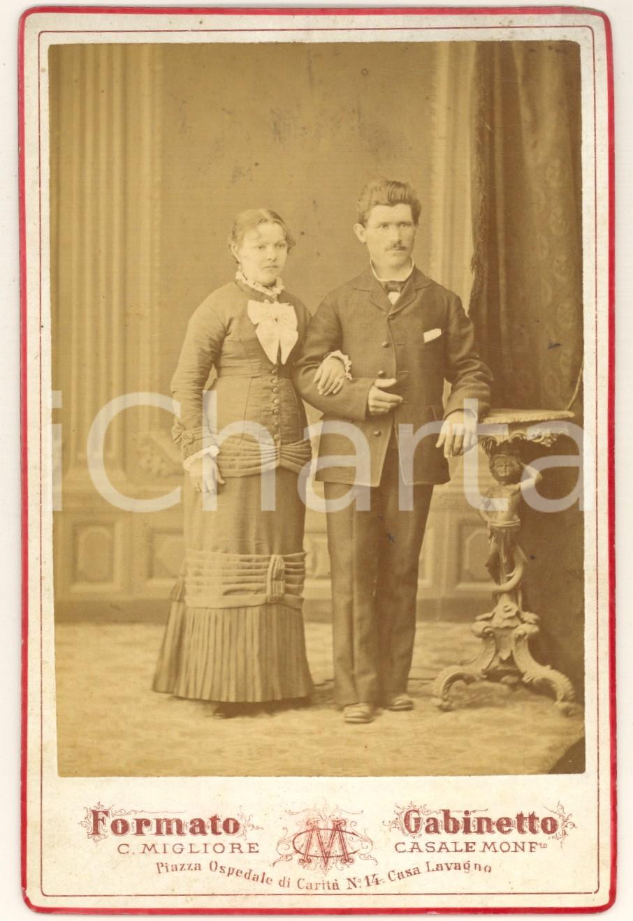 Fotografia d epoca originale 1890 ca CASALE MONFERRATO Ritratto di due coniugi Foto C. MIGLIORE 11x16 1