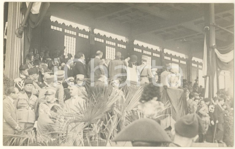 Fotografia d epoca originale 1930 ca s.l. COSTUME ITALIA Tribuna d onore con autorità e militari Foto 14x9 1