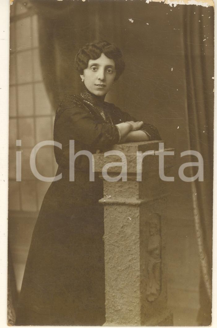 Fotografia d epoca originale 1910 ca TORINO Maria COLOMBO RAPETTI alla colonna  Ritratto Foto cartolina 1