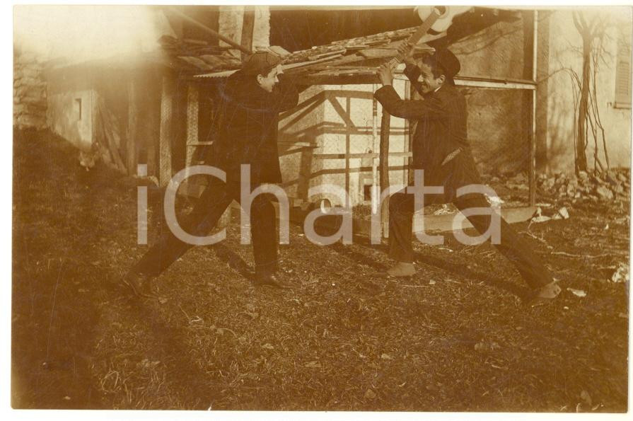 Fotografia d epoca originale 1910 ca ITALIA COSTUME Duello a colpi di chitarra Foto anonima CURIOSA 11x8 cm 1