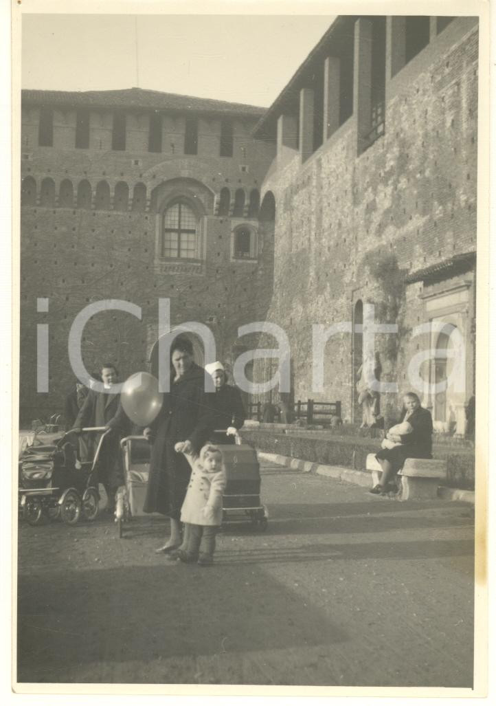 Fotografia d epoca originale 1930 ca MILANO Castello Sforzesco  Donne con passeggini Foto COSTUME 8x11 cm 1