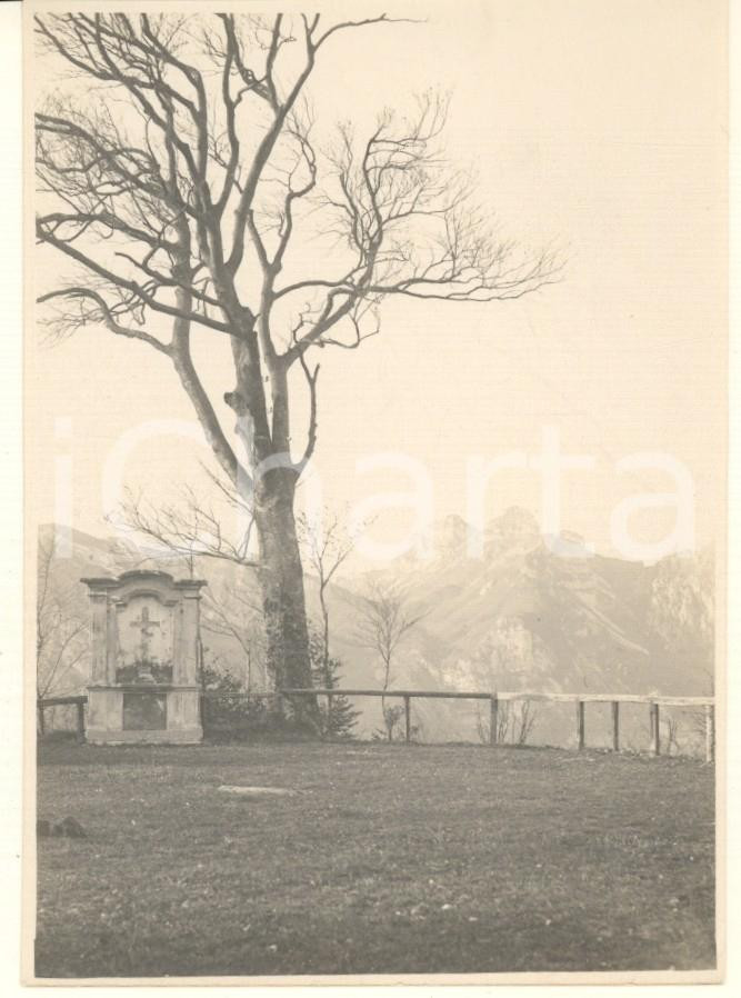 Fotografia d epoca originale 1910 ca MONTE BARRO  LECCO  Veduta con cappella votiva Foto 8x11 cm 1