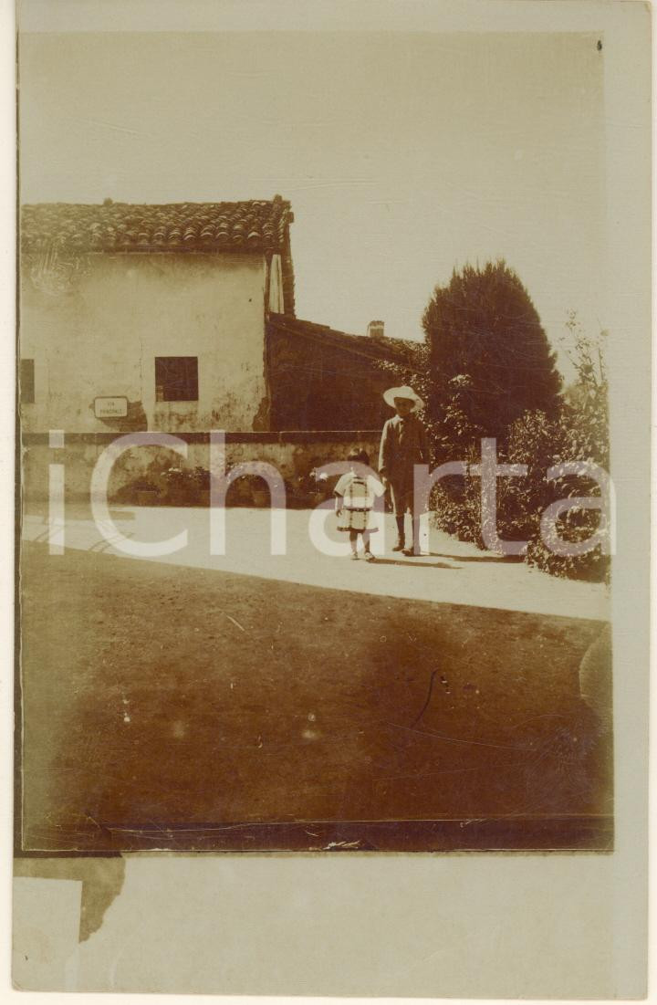 Fotografia d epoca originale 1910 ca Area di LECCO  Ritratto di due bambini sulla via Principale Foto 9x14 1