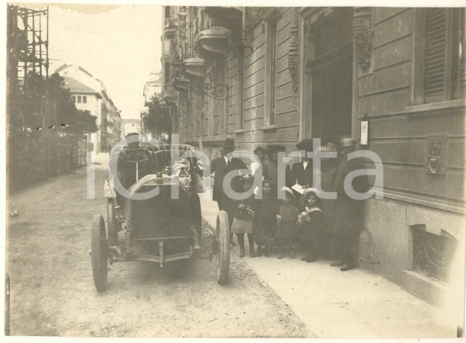 Fotografia d epoca originale 1910 ca LOMBARDIA Viaggiatori in auto davanti a un hotel Foto anonima 11x8 cm 1