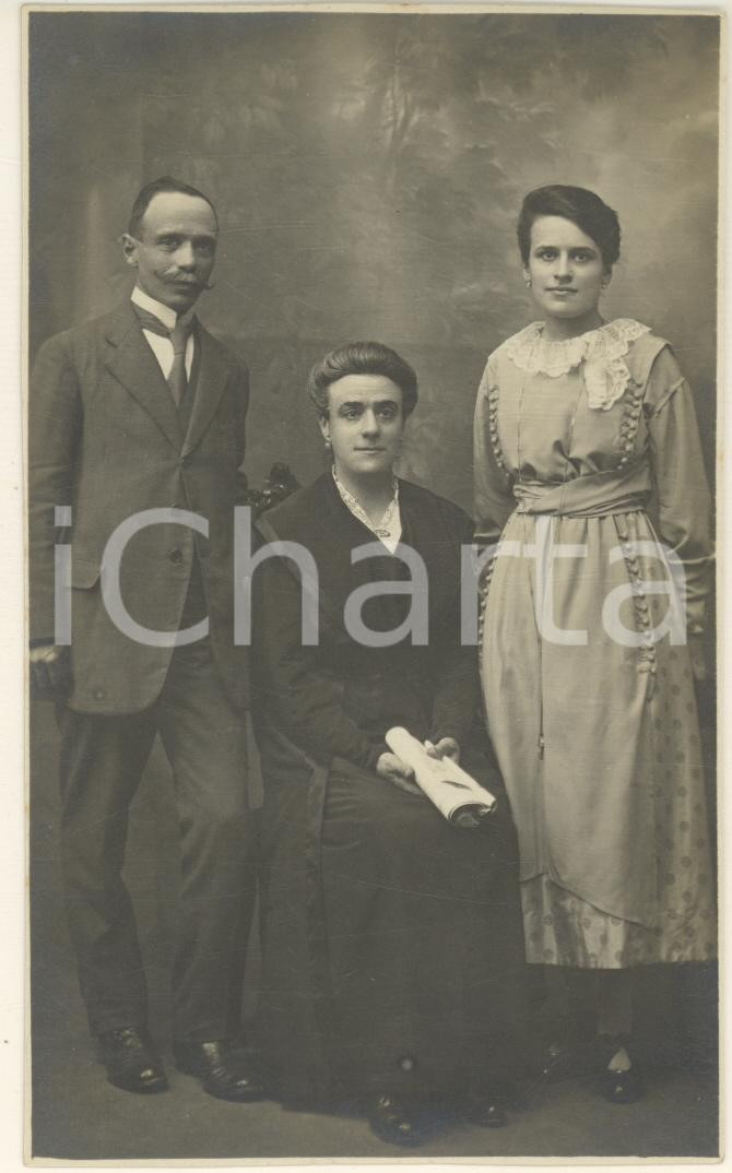 Fotografia d epoca originale 1920 ca DOMODOSSOLA Ritratto di famiglia  Foto cartolina G. CRIVELLI 1