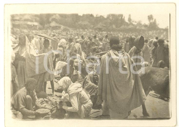 Fotografia d epoca originale 1935 ca AOI ETIOPIA Un affollato mercato indigeno Foto 8x6 cm 1