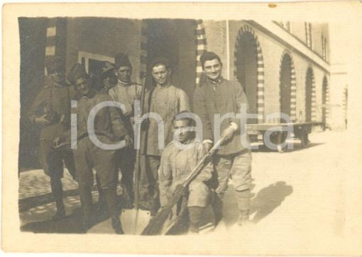 Fotografia d epoca originale 1921 ANCONA Caserma Villarey  Reclute armate di ramazza  Foto 6x4,5 cm 1
