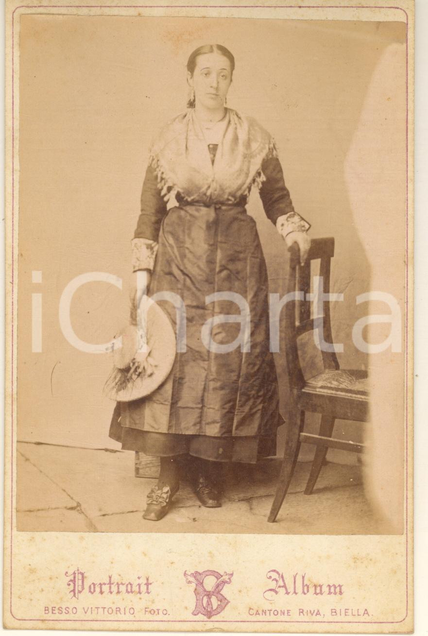 Fotografia d epoca originale 1875 ca COSTUMI BIELLA Donna in abito tradizionale  Foto Vittorio BESSO 11x16 1