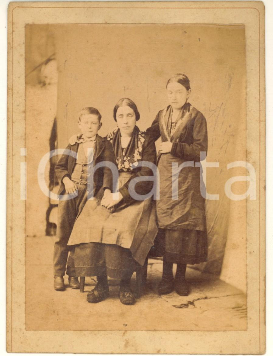 Fotografia d epoca originale 1875 ca COSTUMI NORD ITALIA Famiglia in abiti tradizionali  Foto 11x15 cm 1