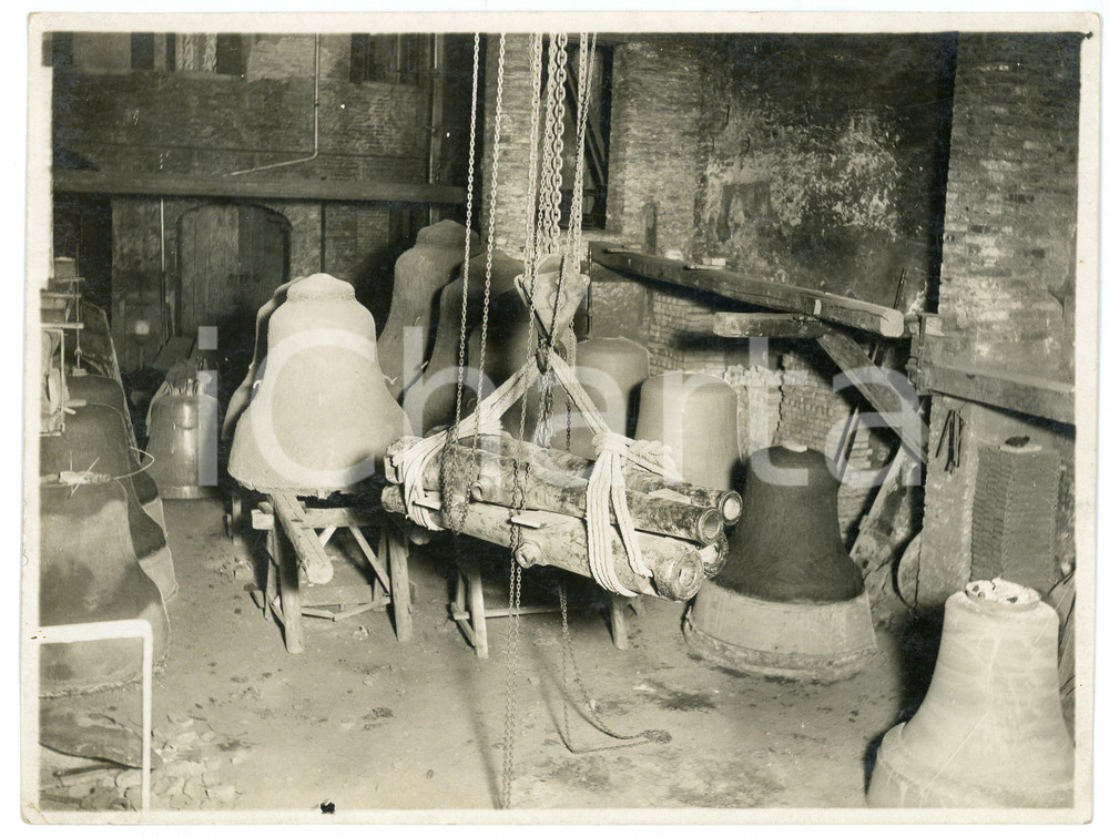 Fotografia d epoca originale 1925 ca PADOVA Campane e cannoni nel magazzino di una fonderia  Foto 23x17 cm 1