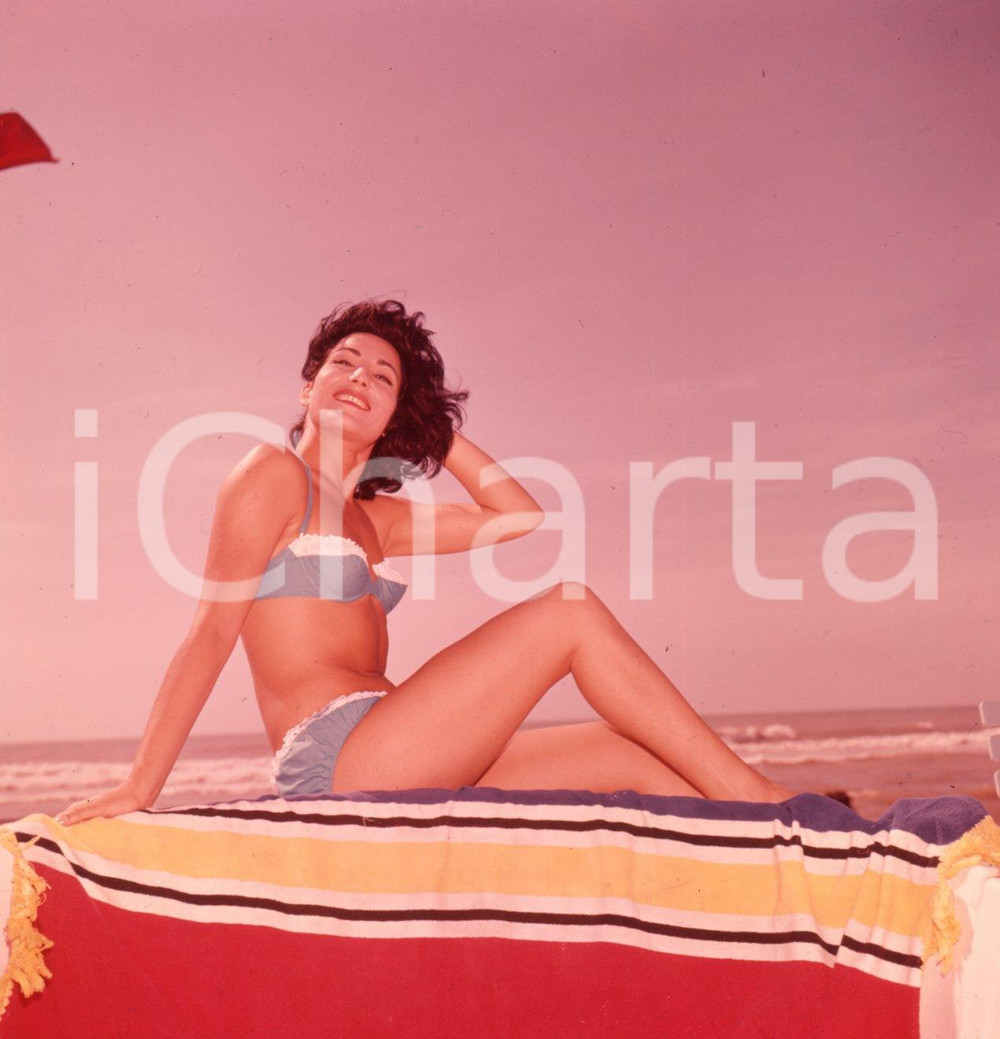 Fotografia d epoca originale 1965ca CINEMA Maria FIORE  Iolanda di Fiori in spiaggia DIAPOSITIVA ORIGINALE 1