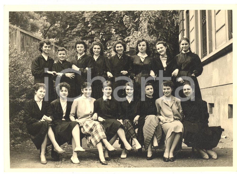 Fotografia d epoca originale 1957 MILANO Istituto Tecnico SCHIAPARELLI  Ritratto classe III femminile  Foto 1