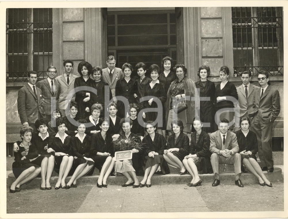 Fotografia d epoca originale 1960 ca MILANO Istituto Tecnico SCHIAPARELLI  Classe V  Foto di gruppo 24x18 1