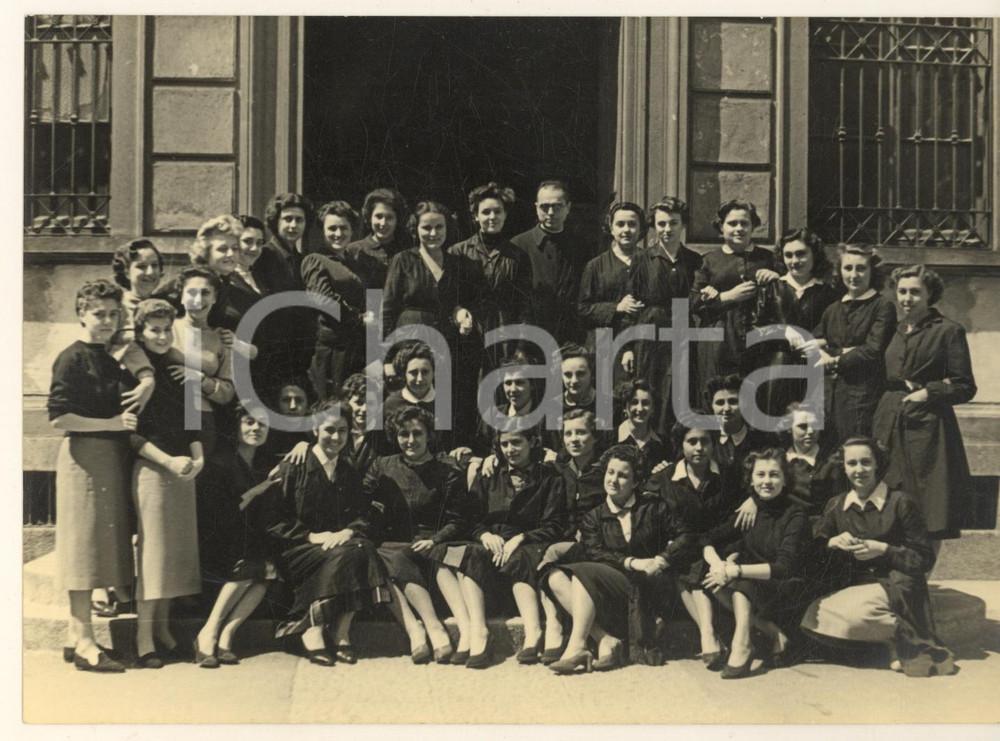 Fotografia d epoca originale 1955 ca MILANO Istituto Tecnico SCHIAPARELLI  Classe femminile Foto di gruppo 1