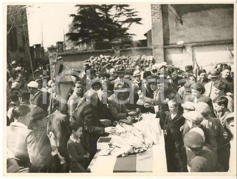 Fotografia d epoca originale 1935 ca OND MILANO Area IDROSCALO  Evento con distribuzione premi Foto 24x18 1