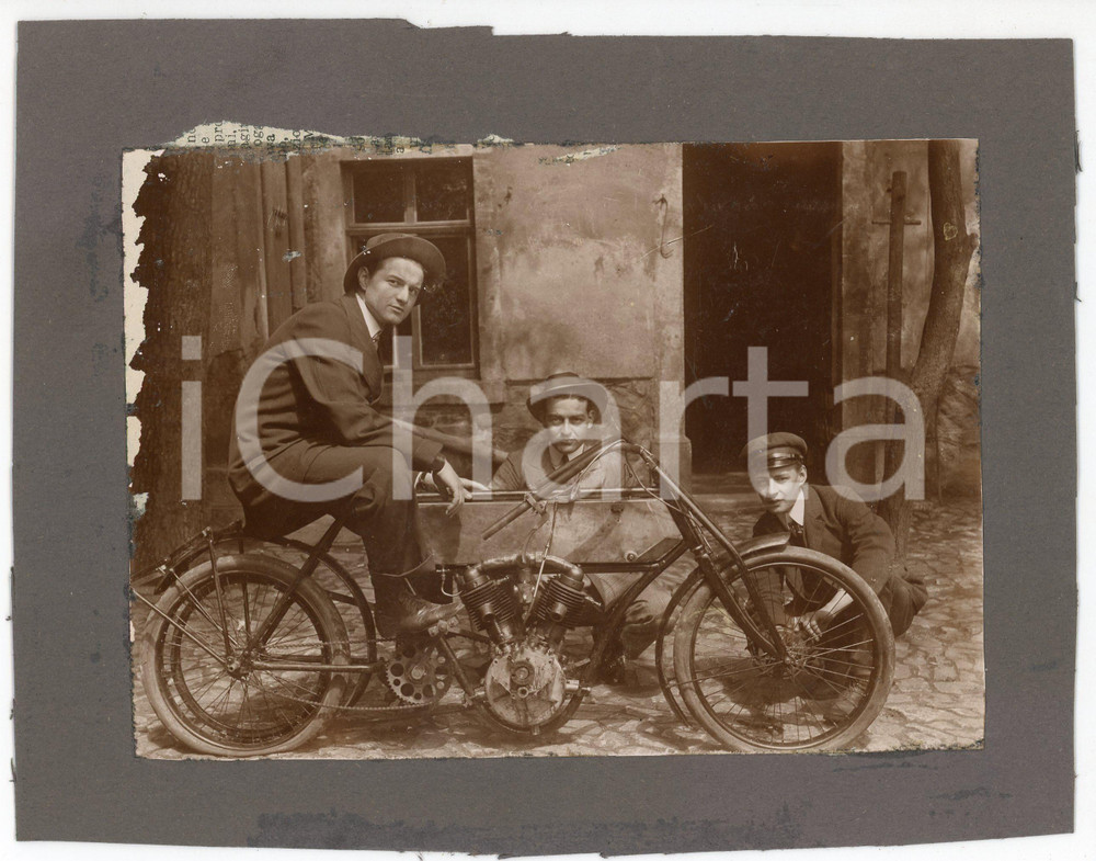 Fotografia d epoca originale 1900 ca ITALIA ? Tre giovani con motocicletta  Foto 21x16 cm 1