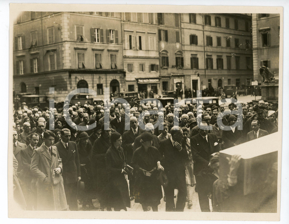Fotografia d epoca originale 1940 ca ROMA Piazza di Santa Maria in Trastevere  Persone a un funerale  Foto 1