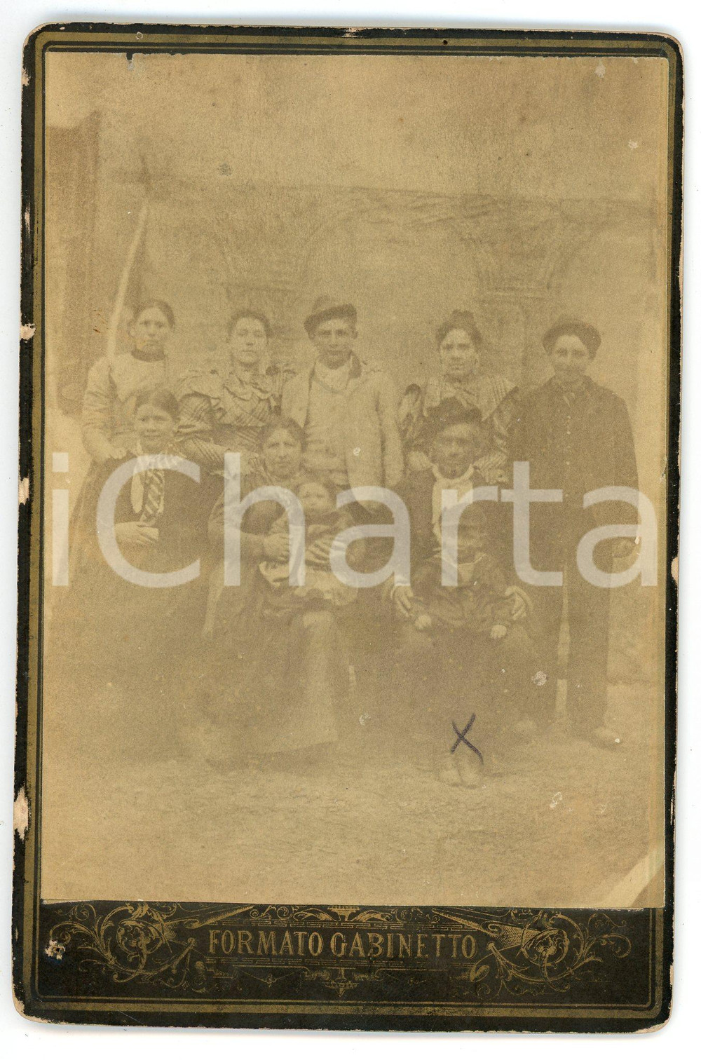 Fotografia d epoca originale 1910 MILANO Famiglia contadina con sfondo posticcio Foto A. MAGNAGHI Form.gabin. 1