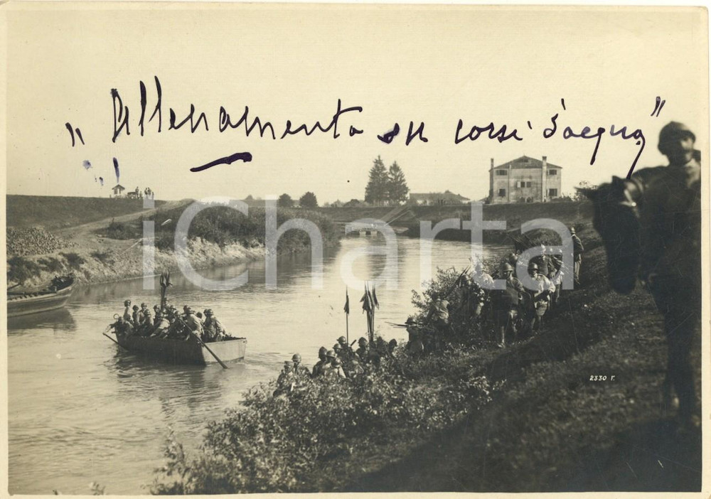 Fotografia d epoca originale 1918 WW1 ZONA DI GUERRA  Area Piave  Allenamento truppe su fiume Foto RARA 1