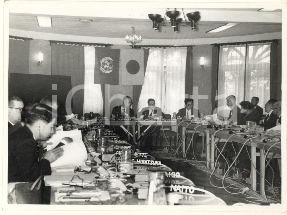 Fotografia d epoca originale 1958 TOKYO Akasaka Prince Hotel  Haakon Seduta esperti UNESCO Foto 16x12 cm 1