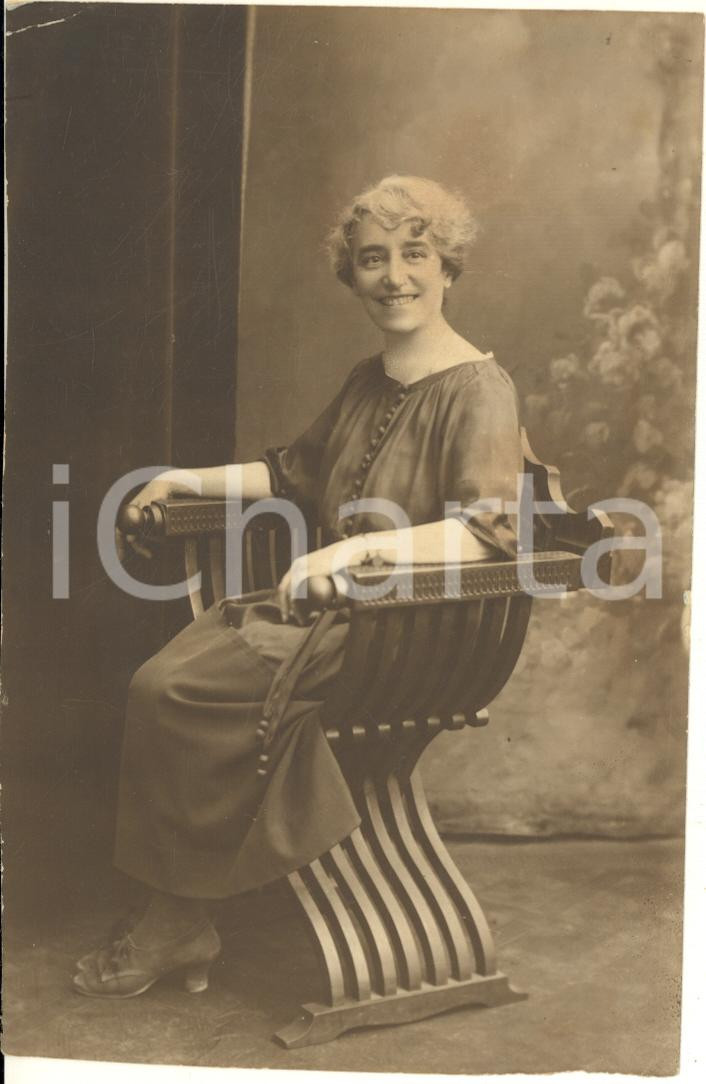 Fotografia d epoca originale 1920 ca TORINO Ritratto di donna su una sedia Foto VINTAGE 10x14 cm 1