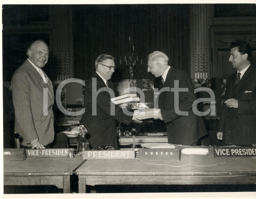Fotografia d epoca originale 1956 PARIS UNESCO Riunione esperti culture Asia  Scambio manuali Foto 1